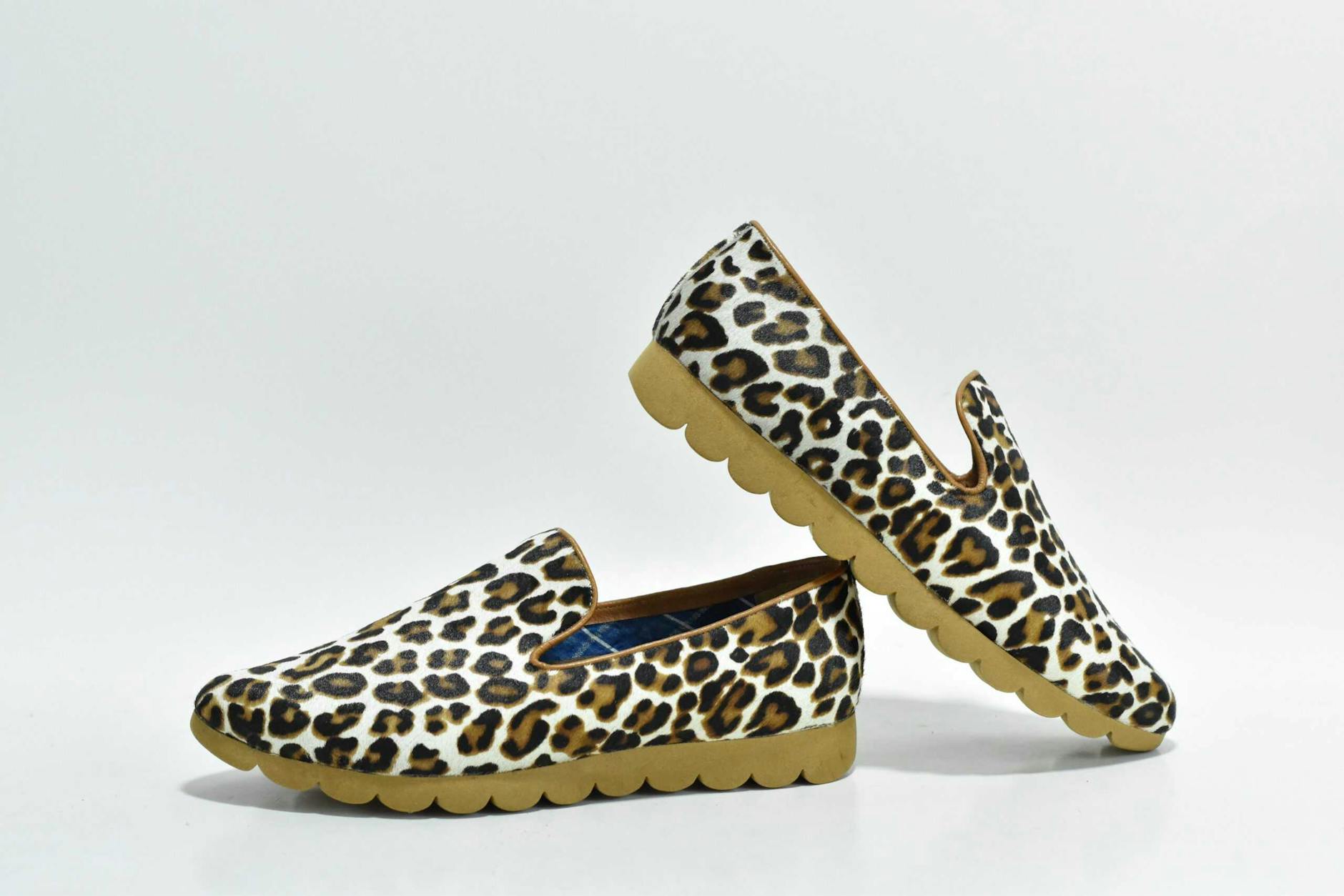 Loafersy w panterkę podkreślające swobodną, elegancką stylistykę