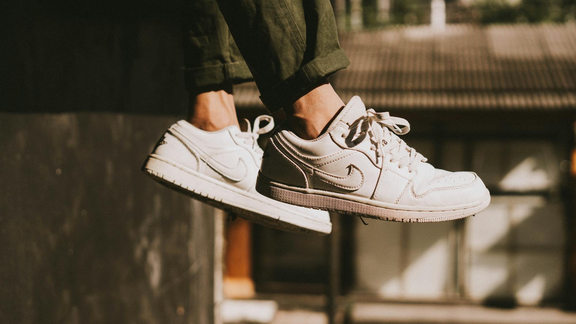 Skacząca osoba w modnych sneakersach na tle pleneru w Bali