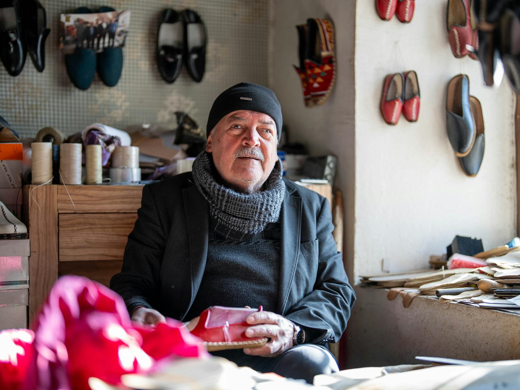 Starszy szewc ręcznie wykonuje buty w tradycyjnym tureckim warsztacie