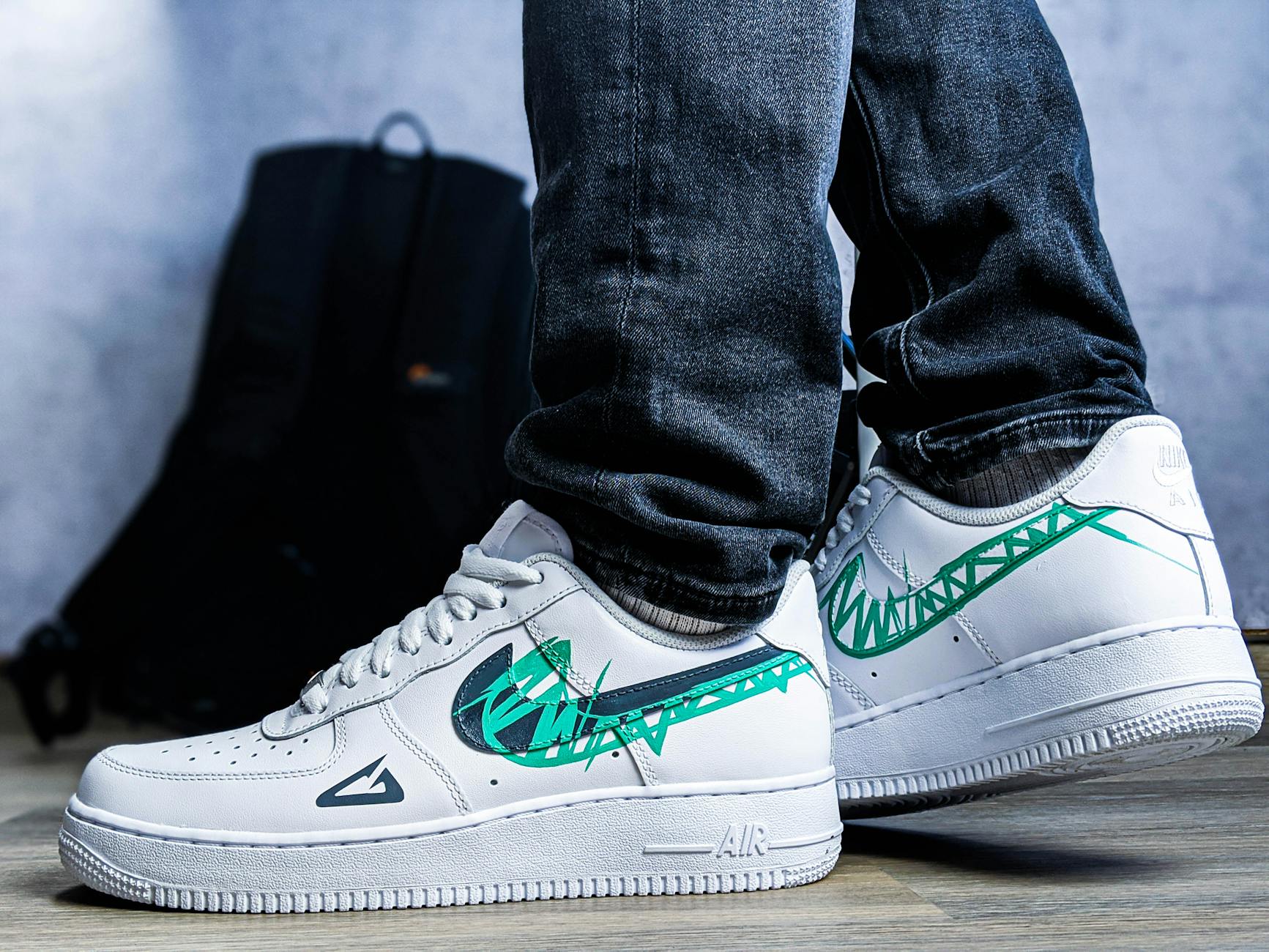 Zbliżenie białych sneakersów z zielonymi detalami w miejskim stylu