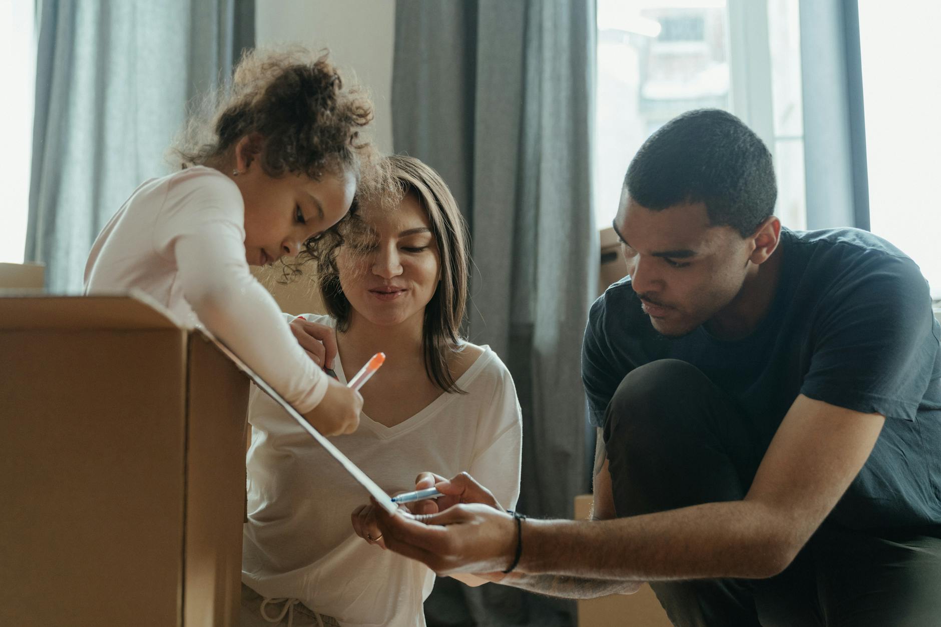 Jak powstaje filc na buty? Rytuały, techniki i symbolika w kulturach koczowniczych Rodzina rysująca razem na podłodze w nowym mieszkaniu