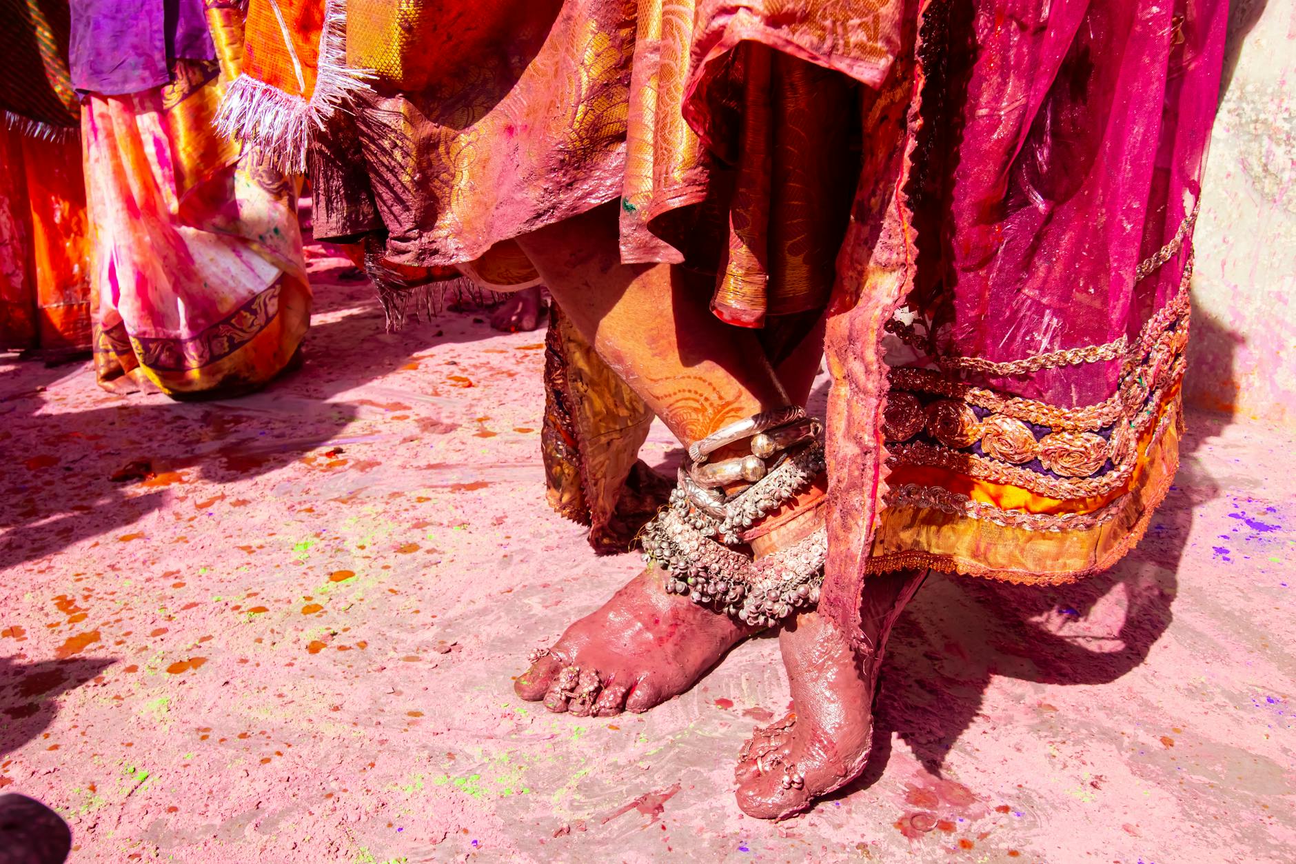 Bose stopy z biżuterią i henną podczas barwnego święta kulturowego