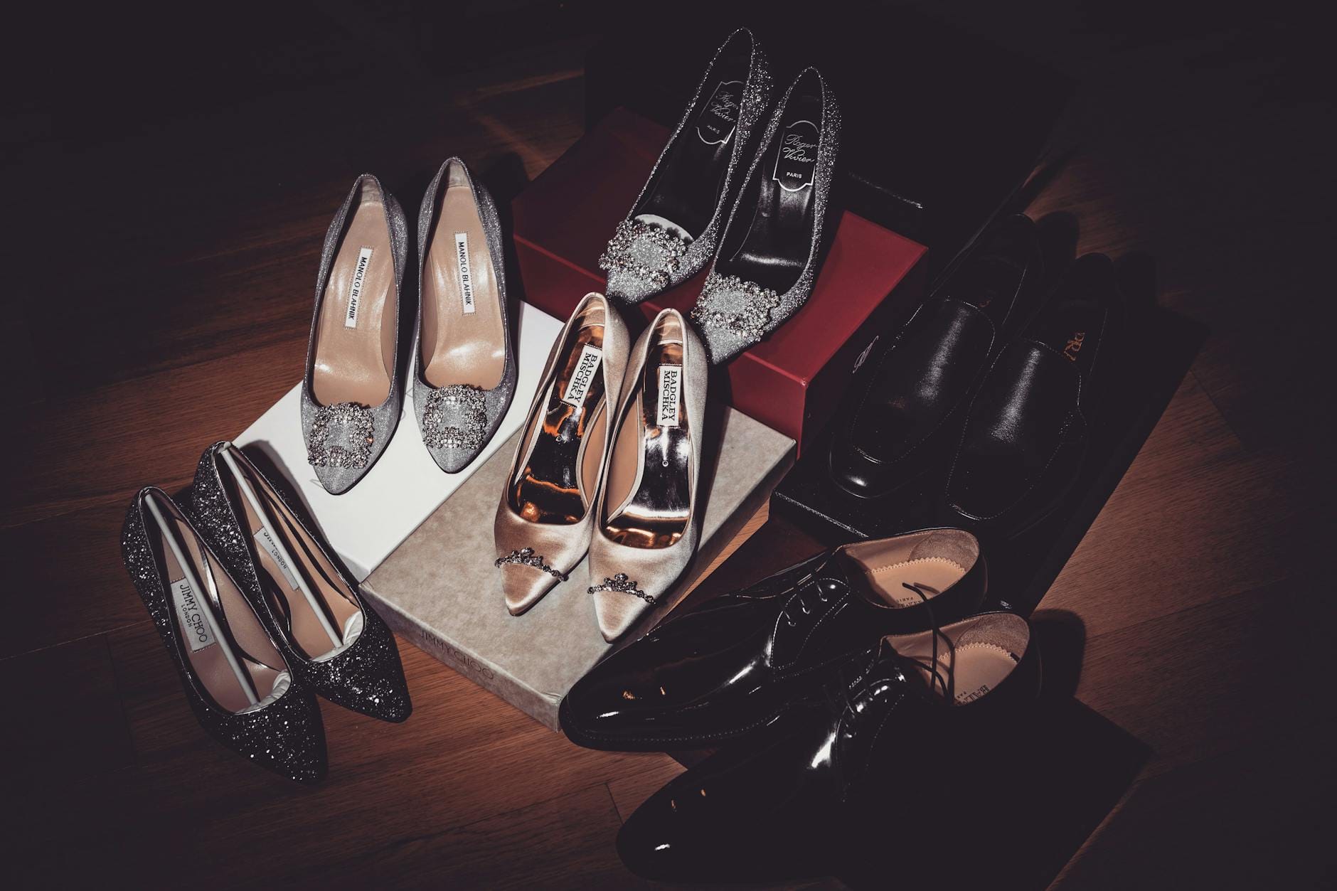 Elegancka ekspozycja markowych szpilek i butów formalnych w butiku