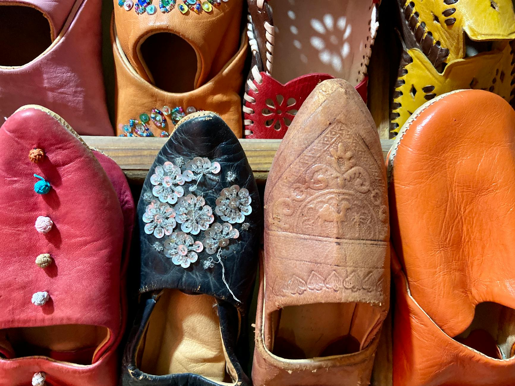 Kolorowe marokańskie pantofle babouche prezentujące tradycyjne rzemiosło