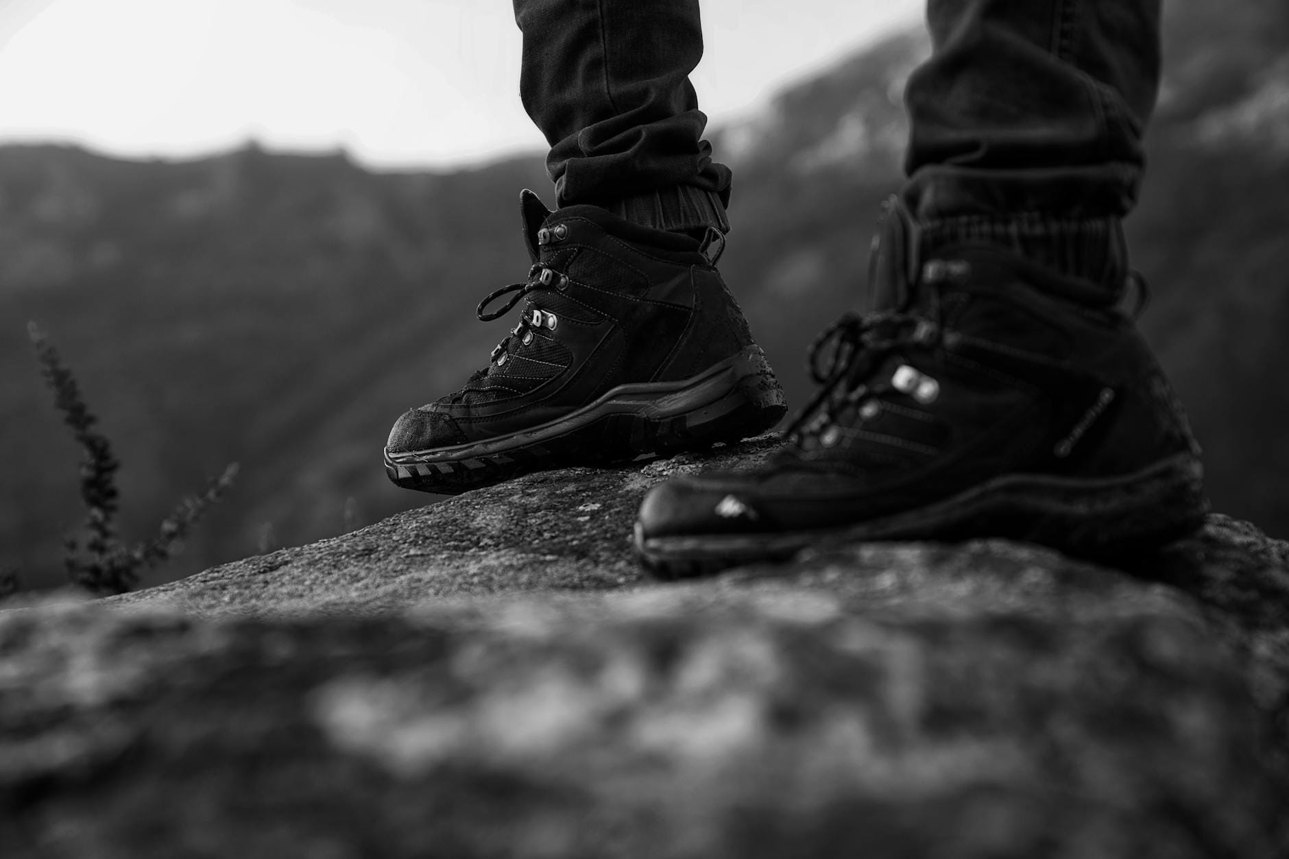 Zbliżenie górskich butów trekkingowych stojących na skale