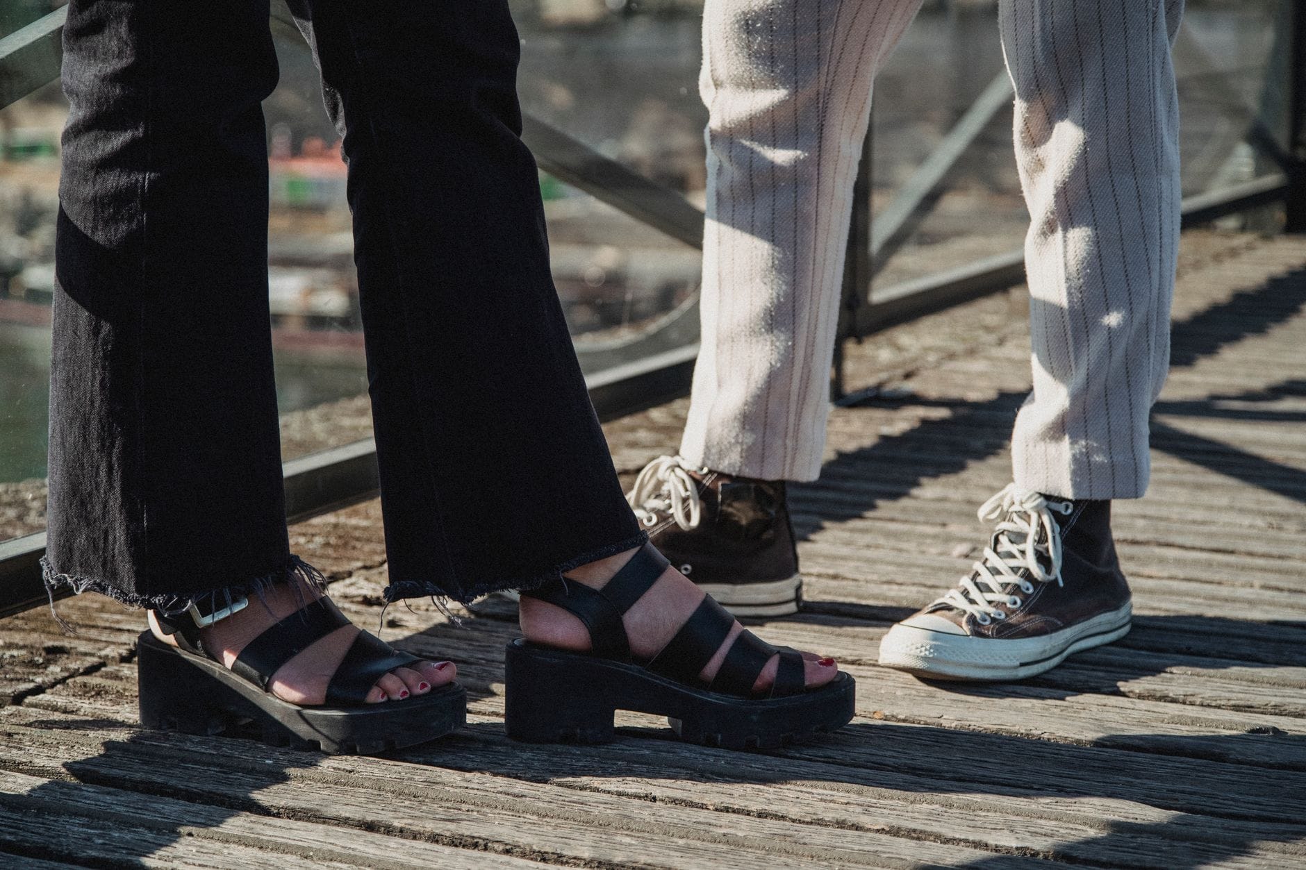 Letnie sandały i sneakersy ustawione na zewnątrz w swobodnej aranżacji