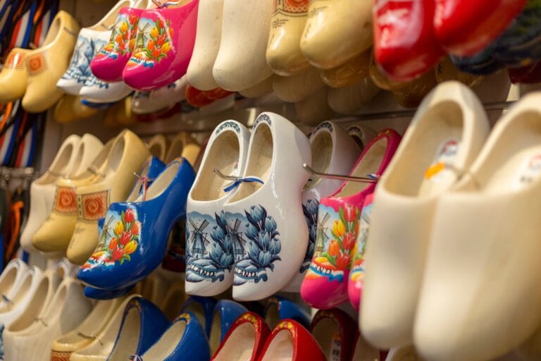 Saboty, chodaki i drewniaki: czym się różnią tradycyjne buty z drewna