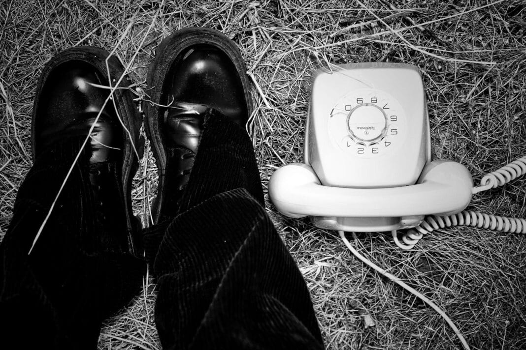 Odwrócone buty w domu – dlaczego w wierzeniach ludowych zwiastowały nieszczęście?